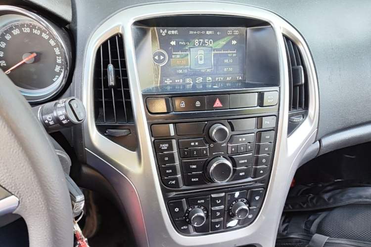 Used Buick GT 2014 XT 1.6L Automatic Fashion Edition Audio And AC Panel