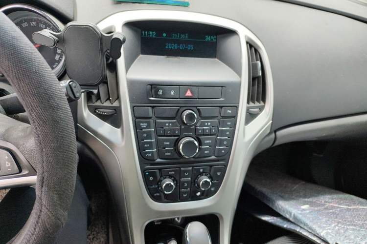 Used Buick GT 2014 XT 1.6L Automatic Comfort Edition Audio And AC Panel