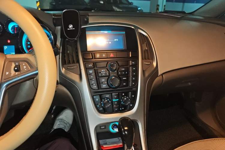 Used Buick GT 2014 XT 1.6L Automatic Fashion Edition Audio And AC Panel