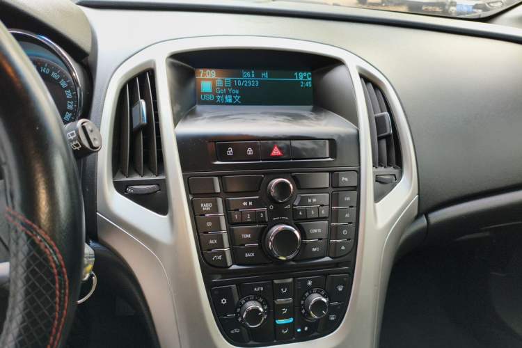 Used Buick GT 2014 XT 1.6L Automatic Fashion Edition Audio And AC Panel