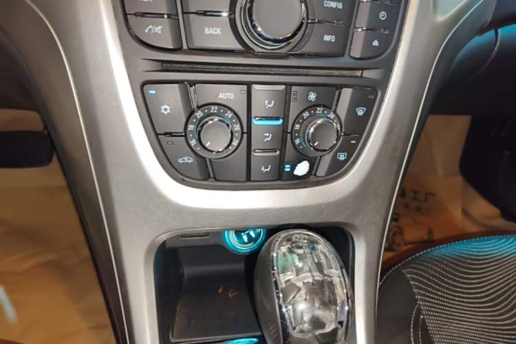 Used Buick GT 2014 XT 1.6L Automatic Fashion Edition Audio And AC Panel
