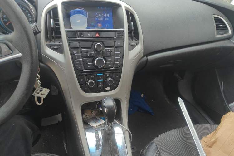 Used Buick GT 2014 XT 1.6L Automatic Fashion Edition Audio And AC Panel