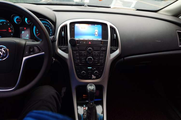 Used Buick GT 2014 XT 1.6L Automatic Comfort Edition Audio And AC Panel