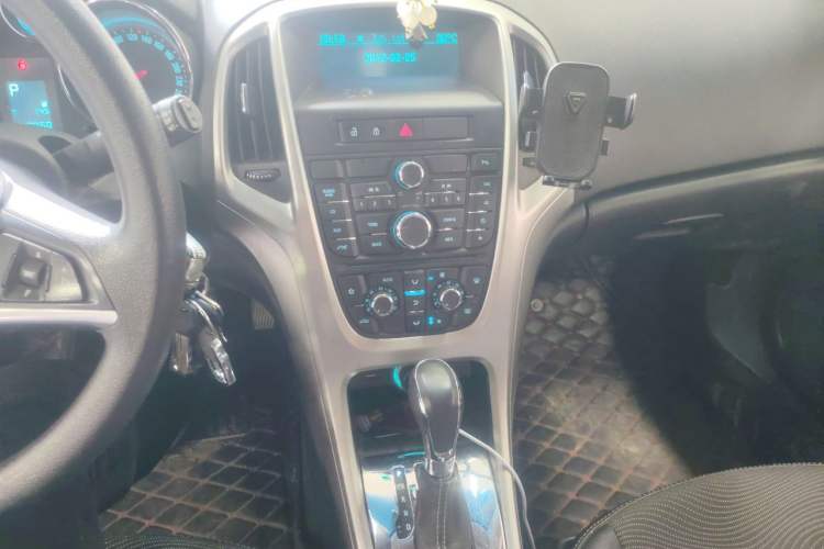 Used Buick GT 2014 XT 1.6L Automatic Fashion Edition Audio And AC Panel