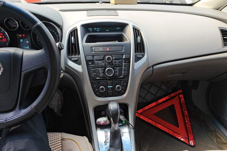 Used Buick GT 2014 XT 1.6L Automatic Comfort Edition Audio And AC Panel