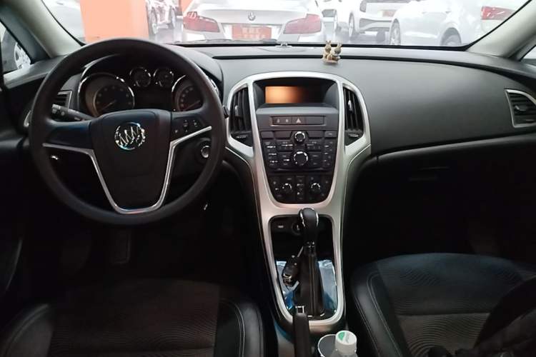 Used Buick GT 2014 XT 1.6L Automatic Fashion Edition Center Console
