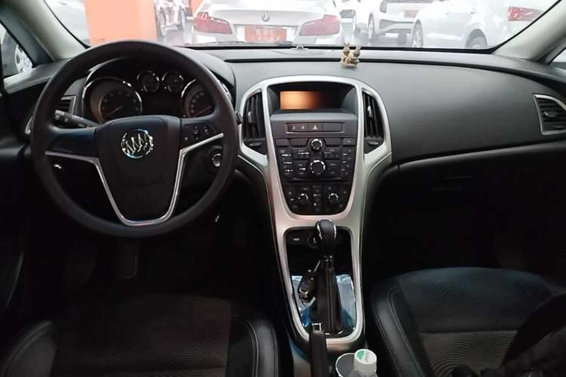 Used Buick GT 2014 XT 1.6L Automatic Fashion Edition Center Console