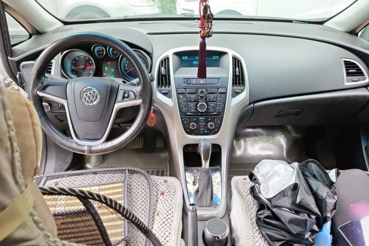 Used Buick GT 2014 XT 1.6L Automatic Fashion Edition Center Console
