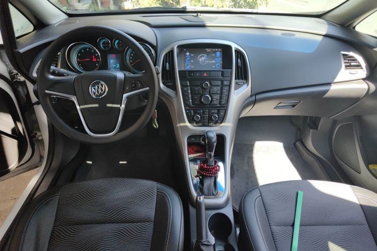 Used Buick GT 2014 XT 1.6L Automatic Fashion Edition Center Console