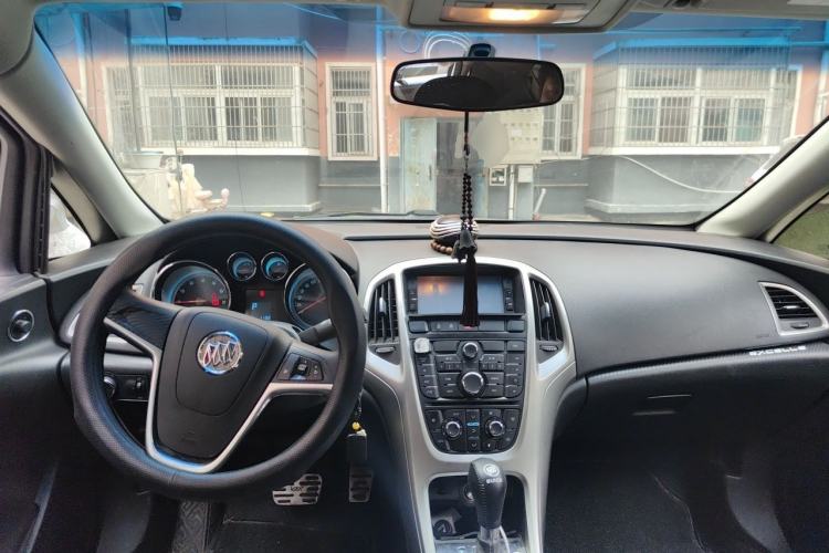 Used Buick GT 2014 XT 1.6L Automatic Fashion Edition Center Console