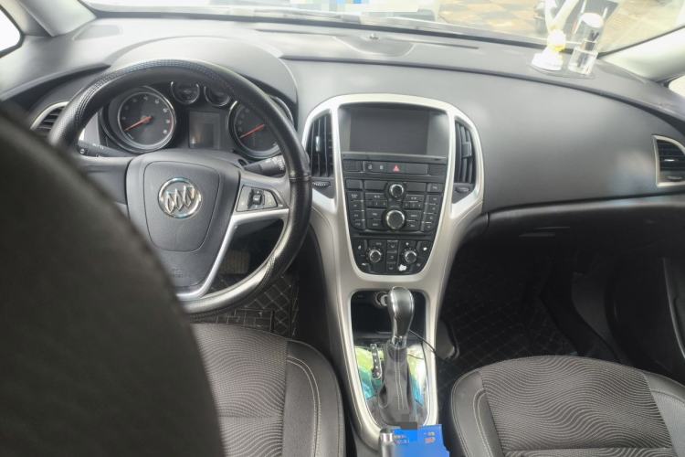 Used Buick GT 2014 XT 1.6L Automatic Fashion Edition Center Console