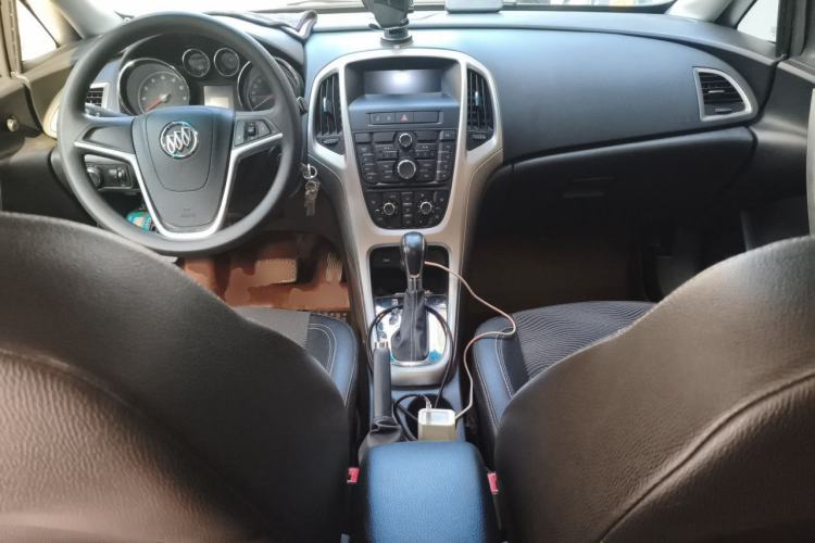 Used Buick GT 2014 XT 1.6L Automatic Fashion Edition Center Console