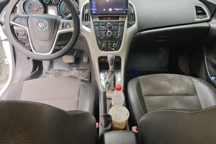 Used Buick GT 2014 XT 1.6L Automatic Fashion Edition Center Console