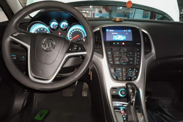 Used Buick GT 2014 XT 1.6L Automatic Fashion Edition Center Console