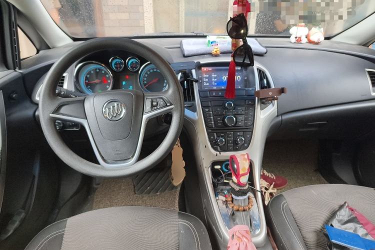 Used Buick GT 2014 XT 1.6L Automatic Fashion Edition Center Console