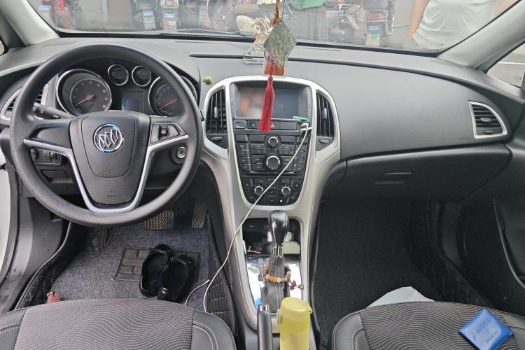 Used Buick GT 2014 XT 1.6L Automatic Fashion Edition Center Console