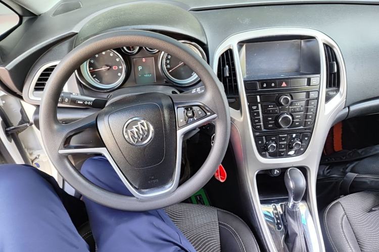 Used Buick GT 2014 XT 1.6L Automatic Fashion Edition Center Console