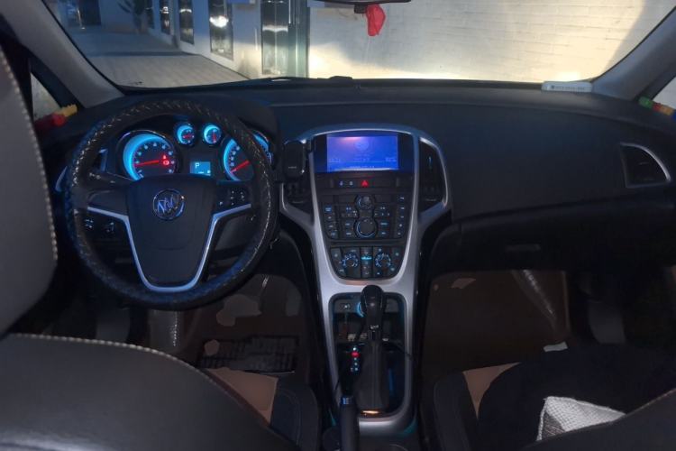 Used Buick GT 2014 XT 1.6L Automatic Fashion Edition Center Console