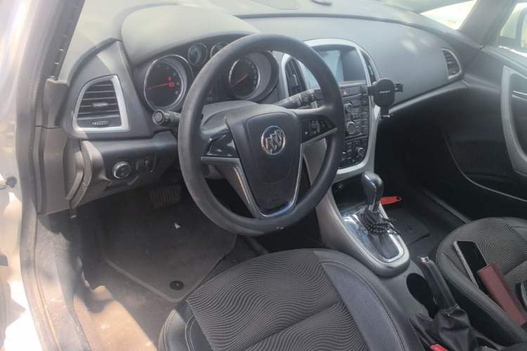 Used Buick GT 2014 XT 1.6L Automatic Fashion Edition Center Console