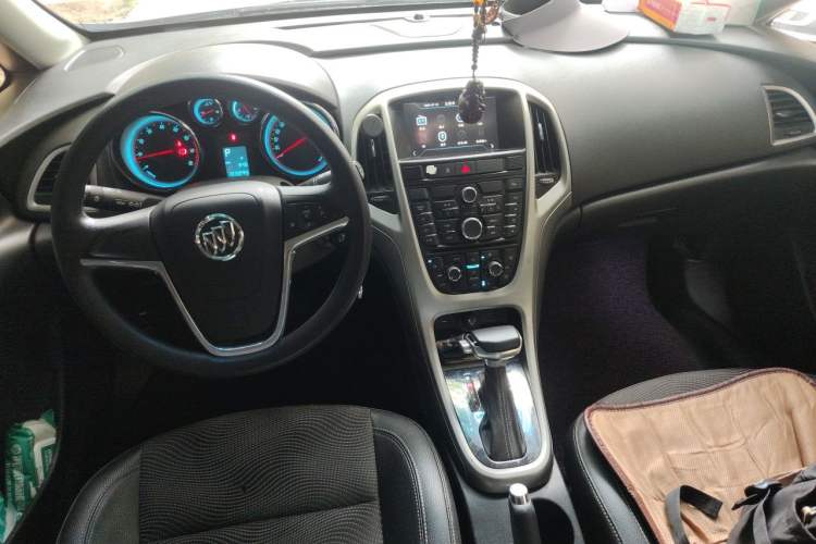 Used Buick GT 2014 XT 1.6L Automatic Fashion Edition Center Console