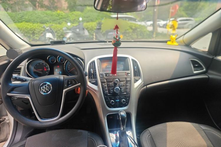 Used Buick GT 2014 XT 1.6L Automatic Comfort Edition Center Console