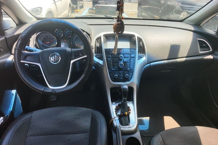 Used Buick GT 2014 XT 1.6L Automatic Fashion Edition Center Console
