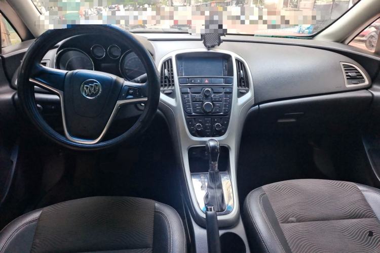 Used Buick GT 2014 XT 1.6L Automatic Fashion Edition Center Console