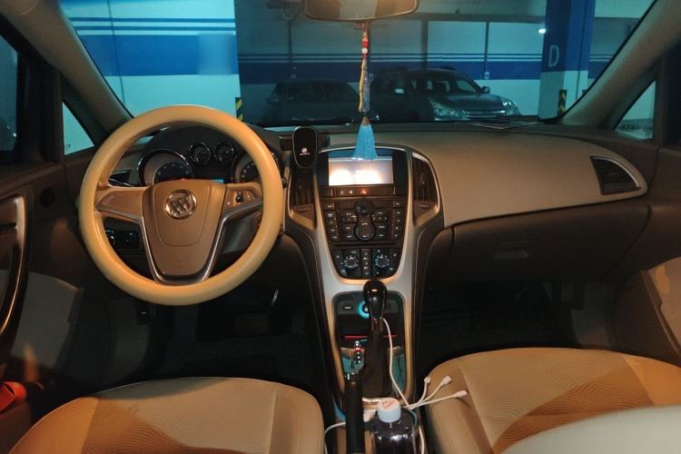 Used Buick GT 2014 XT 1.6L Automatic Fashion Edition Center Console