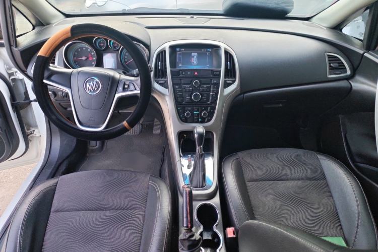Used Buick GT 2014 XT 1.6L Automatic Fashion Edition Center Console