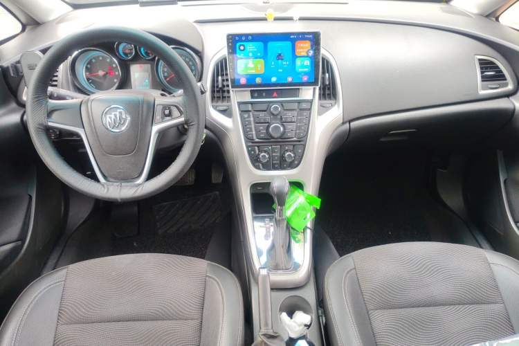 Used Buick GT 2014 XT 1.6L Automatic Fashion Edition Center Console