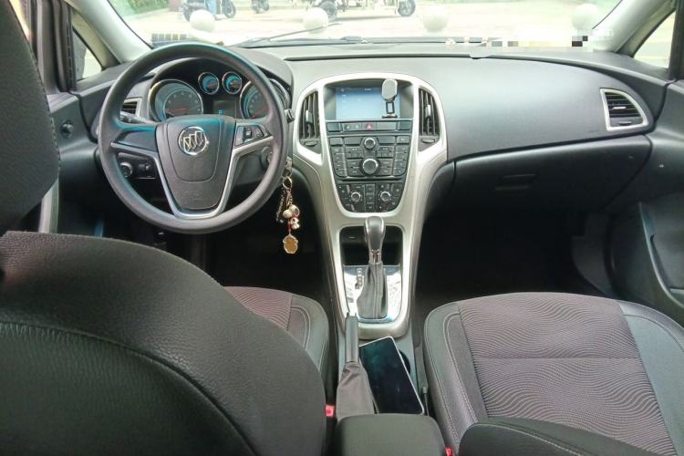 Used Buick GT 2014 XT 1.6L Automatic Fashion Edition Center Console