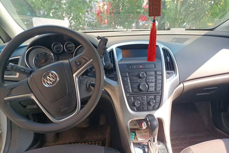 Used Buick GT 2014 XT 1.6L Automatic Fashion Edition Center Console