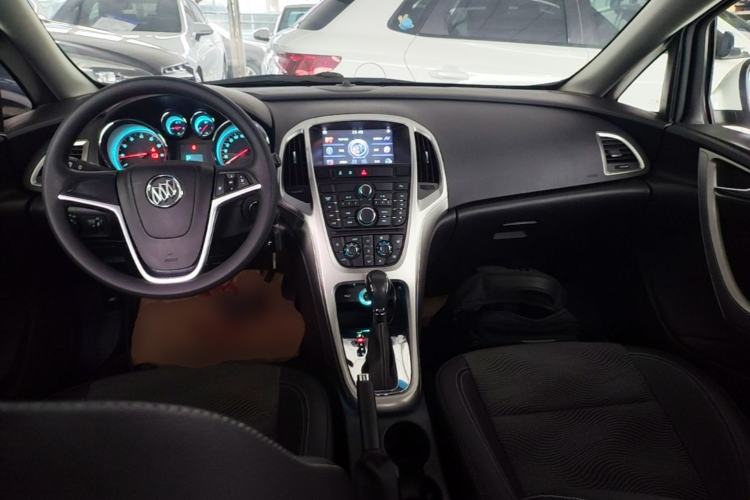 Used Buick GT 2014 XT 1.6L Automatic Fashion Edition Center Console