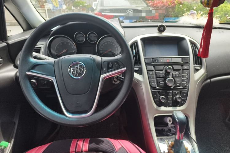 Used Buick GT 2014 XT 1.6L Automatic Fashion Edition Center Console