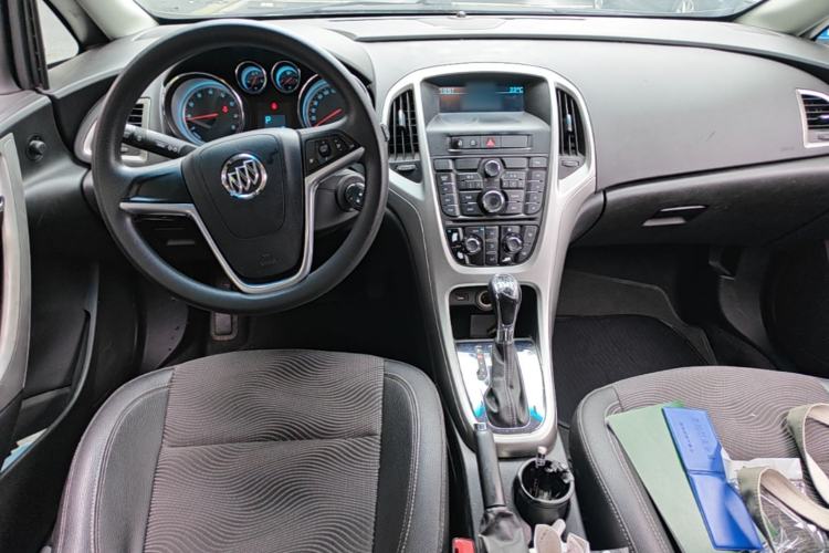 Used Buick GT 2014 XT 1.6L Automatic Fashion Edition Center Console