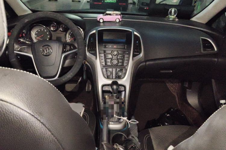 Used Buick GT 2014 XT 1.6L Automatic Fashion Edition Center Console