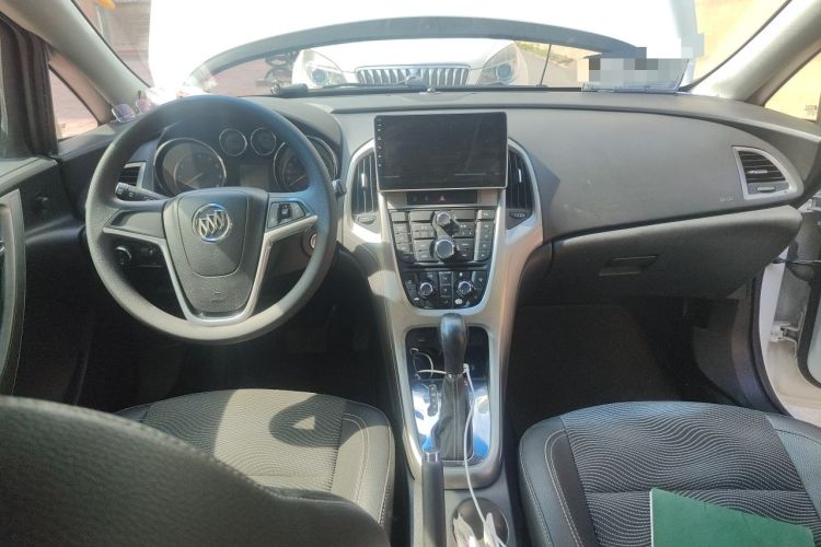 Used Buick GT 2014 XT 1.6L Automatic Fashion Edition Center Console