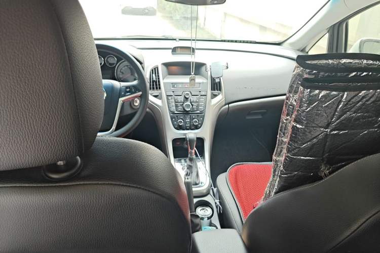 Used Buick GT 2014 XT 1.6L Automatic Fashion Edition Center Console