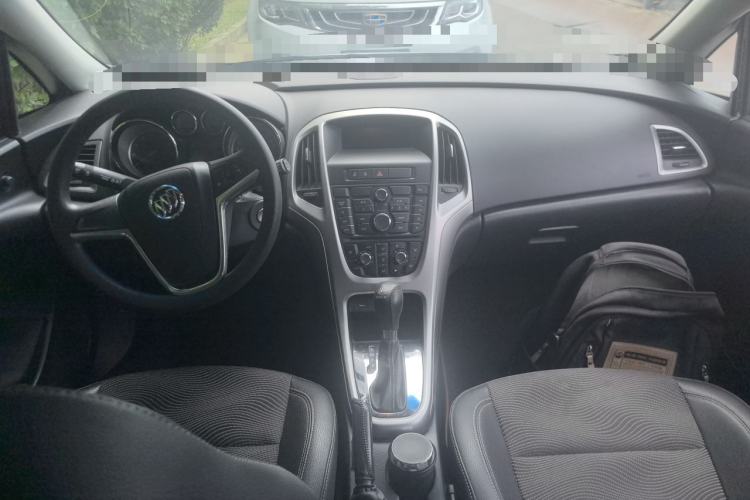 Used Buick GT 2014 XT 1.6L Automatic Fashion Edition Center Console