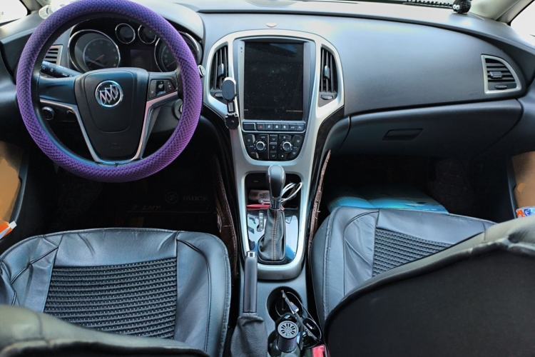 Used Buick GT 2014 XT 1.6L Automatic Fashion Edition Center Console