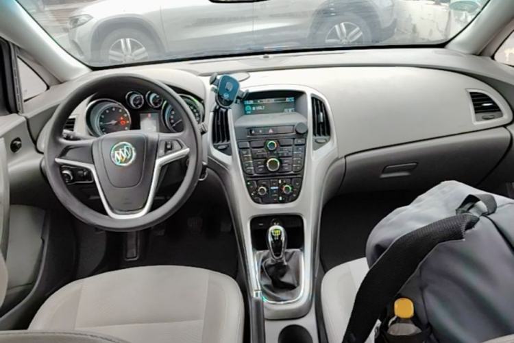 Used Buick GT 2014 XT 1.6L Manual Entry-Level Model Center Console