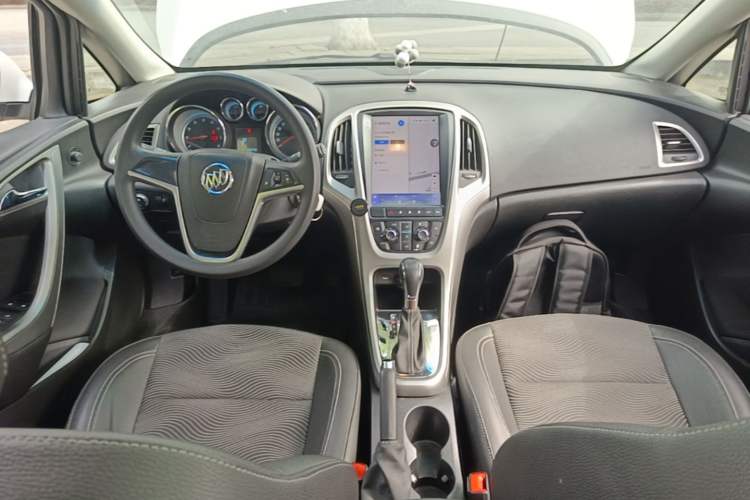 Used Buick GT 2014 XT 1.6L Automatic Fashion Edition Center Console