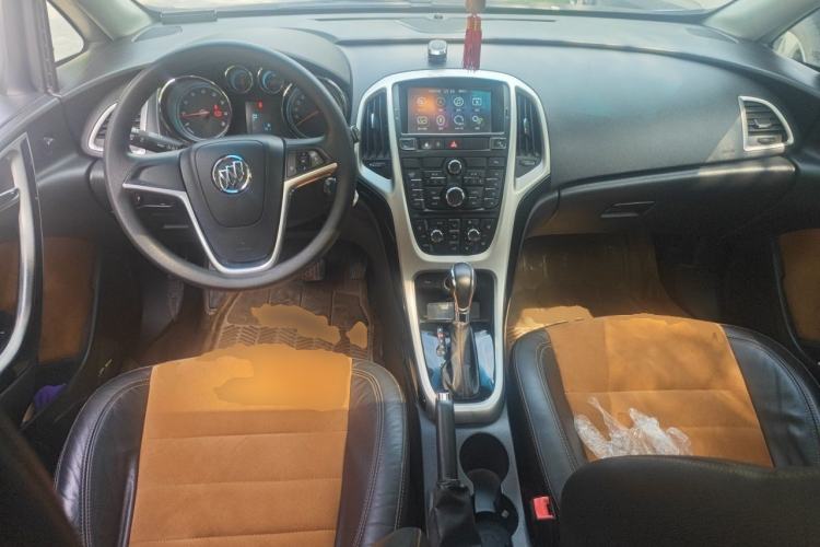 Used Buick GT 2014 XT 1.6L Automatic Fashion Edition Center Console