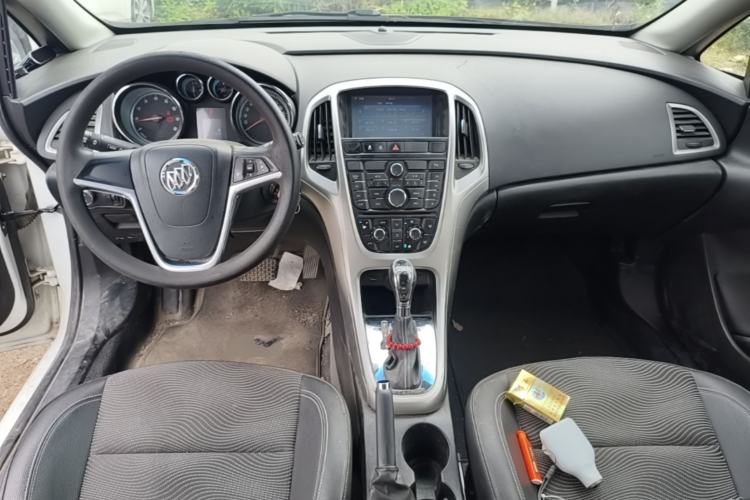 Used Buick GT 2014 XT 1.6L Automatic Fashion Edition Center Console