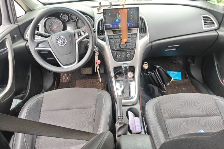 Used Buick GT 2014 XT 1.6L Automatic Fashion Edition Center Console