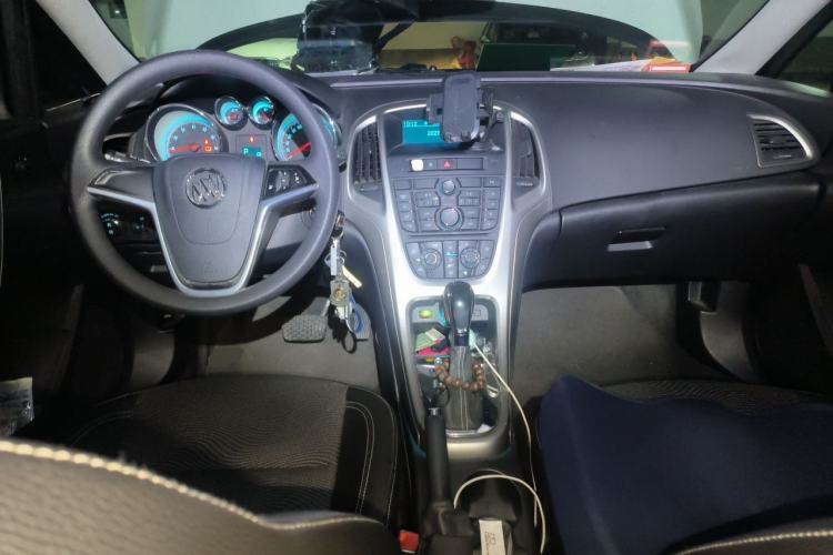 Used Buick GT 2014 XT 1.6L Automatic Fashion Edition Center Console