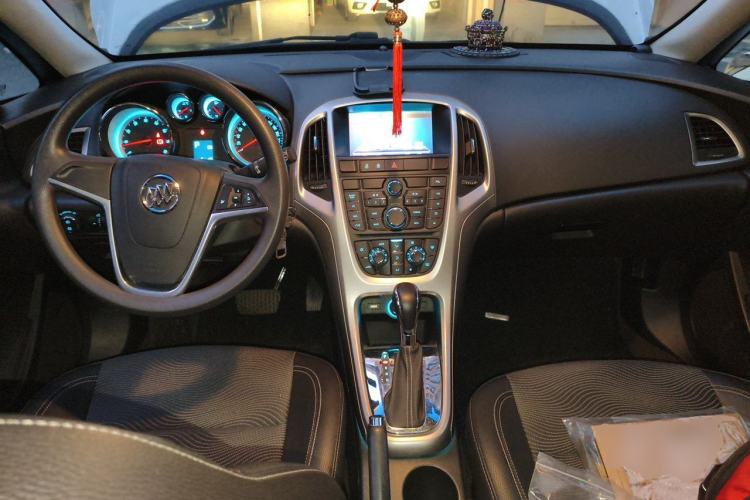 Used Buick GT 2014 XT 1.6L Automatic Fashion Edition Center Console