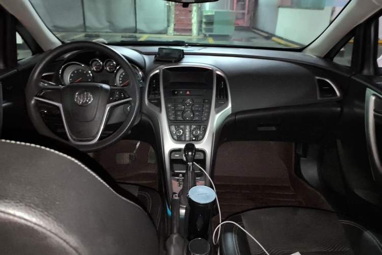 Used Buick GT 2014 XT 1.6L Automatic Fashion Edition Center Console