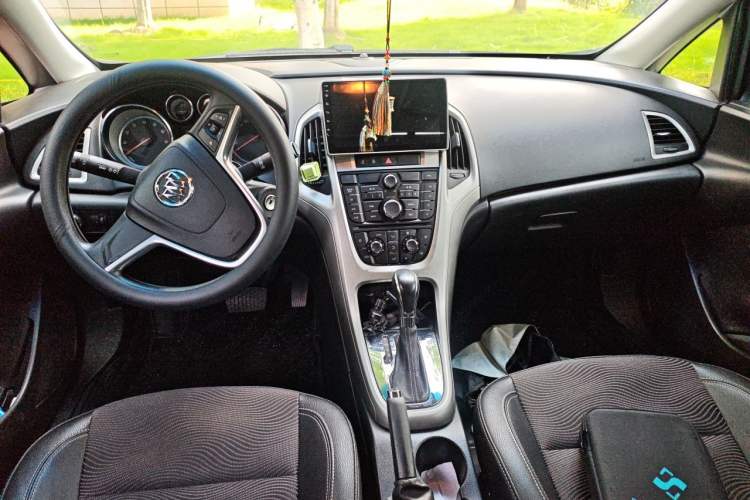 Used Buick GT 2014 XT 1.6L Automatic Fashion Edition Center Console