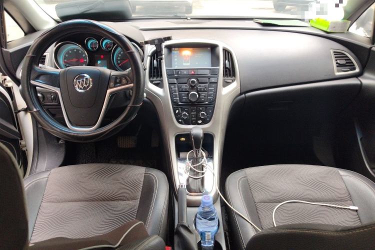Used Buick GT 2014 XT 1.6L Automatic Fashion Edition Center Console